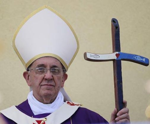 Papa Francesco con il crocifisso fatto a Lampedusa