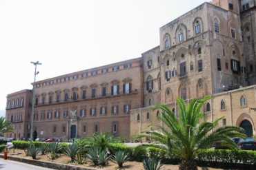 Palermo – Il Commissario dello Stato ha impugnato dinanzi alla Corte Costituzionale 33 dei 48 articoli della Finanziaria da poco approvata dall’Assemblea regionale. Bocciate tutte le principali norme, anche l’articolo sulle coppie di fatto che tendeva ad estendere a queste ultime tutti i contributi e le agevolazioni concesse dalla Regione alle famiglie sposate. Salve solo 
