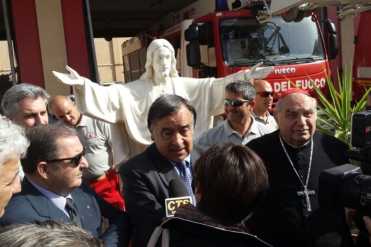 Palermo – Oggi anche Palermo ha il suo Cristo degli abissi, da un’idea dell’Asd Profdiver. Si era già tentato di inabissare la statua al largo di Punta Priola, nella acque antistanti l’Addaura, il 17 maggio, ma le condizioni avverse del tempo non avevano consentito di procedere alla collocazione. Si tratta di un statua di Gesù 
