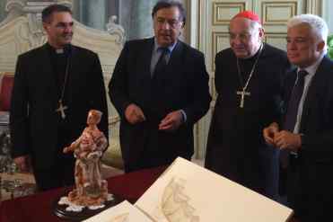 Palermo – Giunge alla 390° edizione la festa di celebrazione della famigerata Rosalia Sinibaldi, “santuzza” e patrona di tutti i palermitani che nel XVII secolo debellò dalla città il morbo della peste, venuta dal mare su una feluca carica di doni per il Vicerè. Istituita già nel 1624 come festa urbana dal Senato, il culto 
