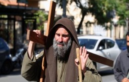 Palermo – La croce che come protesta si è portato sulle spalle lungo le vie di Palermo per sensibilizzare la città e quei pochi che ancora non lo conoscono ha riacceso le speranze di Fratel Biagio Conte e di chi crede nella sua grande missione di carità. Il Tavolo tecnico, istituito presso la Regione Siciliana 
