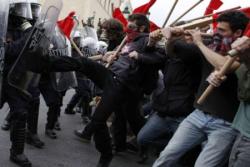 “Quasi duemilatrecento Operatori di Polizia aggrediti nel solo 2014. Un numero impressionante ed inquietante, anche perché riguarda i soli Operatori impegnati sulle strade e non quelli che svolgono servizi di ordine pubblico. Un vero e proprio ed indegno ‘tiro al bersaglio’ verso uomini e donne in divisa che non solo i cittadini ignorano, ma che 
