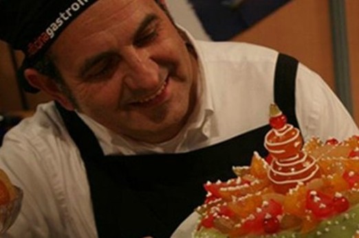 Un  viaggio nella tradizione siciliana, partendo dal ristorante in cui pranzava il MONTALBANO di Andrea Camilleri, passando attraverso I PIRATI A PALERMO  di Ignazio Buttitta, scoprendo L’ISOLA CHE NON C’E’ di Rosa Balistreri, sino alla poetica della cassata siciliana di Renzino Barbera. Un progetto che parte venerdì 15 aprile al Caffè del Teatro Massimo con 
