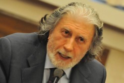 Palermo – Abbiamo incontrato il Procuratore Generale Roberto Scarpinato in occasione della presentazione presso l’Aula Magna del Palazzo di Giustizia di Palermo del libro La violenza sulle donne nel quadro della violazione dei diritti umani e della protezione del testimone vulnerabile di Mirella Agliastro, magistrato della Procura Generale presso la Corte di Appello di Palermo, già 
