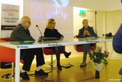 In particolari momenti della giornata e quindi di luce, percorrendo una strada della nostra città ricca di negozi  succede spesso di essere attratti da qualcosa di indefinito in corrispondenza di una vetrina. Presi da mille pensieri capita di soffermarsi scrutando qualcosa di particolare che incuriosisce al punto da far nascere una certa perplessità su ciò 
