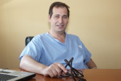 Un eccezionale intervento chirurgico è stato eseguito, presso la Nuova Cardiochirurgia del Policlinico “P. Giaccone” di Palermo, dal dott. Vincenzo Argano e dalla sua equipe multidisciplinare. Per la prima volta a Palermo sono state impiantate tre protesi valvolari aortiche, denominate “suturless”, di nuovissima generazione. Queste protesi non richiedono suture chirurgiche per essere impiantate, rendendo perciò i tempi chirurgici molto più 
