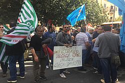Palermo 21 aprile 2016 – Un nuovo accordo-quadro sugli ammortizzatori sociali, da stipulare a un tavolo tra assessorato al Lavoro, Inps e sindacati, per superare l’esistente fermo al 2013 e aggiornare la quantità di risorse. E’ questo l’impegno preso in Prefettura a conclusione del sit-in. Oggi i lavoratori in attesa del pagamento degli ammortizzatori in 
