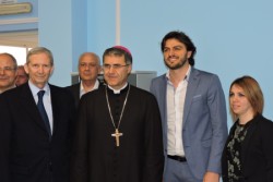 Bagheria, 22/04/2016 – “E’ un momento importante per tutto il territorio, anche per i Comuni vicini. E’ un sistema collettivo che mette l’uomo al centro, l’individuo e non le banche” commenta così il sindaco di Bagheria, Patrizio Cinque l’apertura del centro anti-usura che nasce da un protocollo di intesa firmato con la Fondazione SS. Mamiliano 
