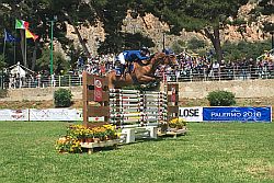 Uno spettacolo in piena regola, quello a cui ha assistito oggi, domenica 1 maggio, il folto pubblico presente sulle tribune del campo ostacoli della Favorita di Palermo, dove si sono chiusi i Campionati Centro Meridionali edizione 2016. Il cavaliere campano Eugenio Grimaldi in sella Womone ha vinto la spettacolare prova delle sei barriere e superando 
