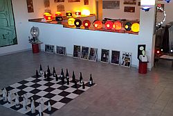 Ultima Domenica di luglio all’insegna dell’Arte e dell’Ambiente in una location unica, l’Atelier sul Mare di Antonio Presti, punto di partenza del rinomato parco di sculture “Fiumara d’Arte” nella Valle dei Nebrodi, per il Midissage della Mostra “EcoLab” di Linda Schipani, alla presenza di tanti artisti e dei più illustri esponenti dell’arte in Sicilia. E’ 
