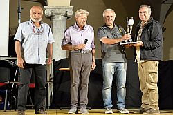 Con la premiazione delle fotografie vincitrici è calato il sipario sulla XVII edizione del “Premio giovani Enzo La Grua” legato al Concorso Nazionale di Fotografia Città di Castelbuono e indetto dall’Associazione Culturale Enzo La Grua. Calorosa la partecipazione del pubblico sia nell’ex Chiesa del SS. Crocifisso, trasformata in “galleria fotografica” grazie all’allestimento dell’arch. Massimiliano La 
