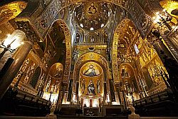 Palermo – La Cappella Palatina è considerata l’esempio più elevato dal punto di vista storico-artistico, della convivenza tra culture, religioni e modi di pensare apparentemente inconciliabili , poiché furono coinvolte dalla sapiente gestione del potere di Ruggiero II, maestranze bizantine, musulmane e latine. La Cappella sorse per sintetizzare le necessità liturgiche del rito latino e 
