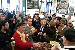 Palermo – Come di consueto anche quest’anno sarà organizzato il tradizionale appuntamento con gli indigenti della città presso l’Antica Focacceria S. Francesco di Palermo. Si tratta dell’appuntamento n° 115 di questa speciale iniziativa, mentre lo storico locale, fondato nel 1834, festeggia, quest’anno, il 183° anniversario dalla sua fondazione. L’evento, dalla centenaria tradizione, la cui prima 
