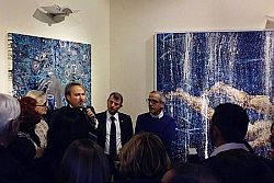 E’ stata inaugurata domenica 15 gennaio 2017 “Far from myth”, l’esposizione di una selezione delle opere di Arrigo Musti realizzate dal 2012 ad oggi. Con l’artista, interverranno lo storico dell’arte Lorenzo Canova e l’artista Dayla Luttwak. L’esposizione resterà aperta al pubblico fino al 18 marzo, presso Banca Mediolanum – Ufficio dei consulenti finanziari – Palazzo 
