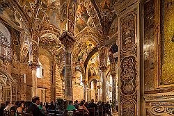 Sono arrivati racconti, poesie e favole illustrate, bozzetti di vestiti, installazioni, ricette di torte e perfino due studi: una monografia sui mosaici del chiostro di Monreale e un piano per la riqualificazione del sito Unesco. Insomma, non c’è stato limite alla creatività di chi ha voluto partecipare al primo concorso “Immaginario Arabo Normanno”, promosso dalla 
