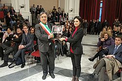 Palermo è ufficialmente la Capitale italiana dei Giovani 2017. Dopo la proclamazione dello scorso 17 dicembre da parte del Comitato promotore, ieri pomeriggio nella Chiesa di San Mattia, ex Noviziato dei Crociferi, in via Torremuzza, si è svolta la cerimonia di consegna del premio alla nostra città. Erano presenti il sindaco Leoluca Orlando, gli assessori 
