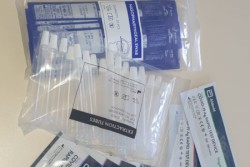 È già in corso, alle Aziende sanitarie siciliane, la distribuzione del primo carico di 750mila tamponi rapidi acquistati direttamente dalla Regione Siciliana per un’ulteriore attività di ricerca del virus nell’ambito della pandemia.   Si tratta di test i cui risultati possono essere ottenuti in pochi minuti, permettendo così di evitare eventuali rallentamenti al sistema sanitario 
