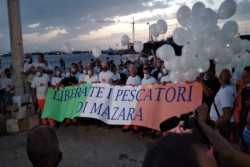 A Mazara del Vallo grande partecipazione per la fiaccolata per chiedere la liberazione dei 18 marinai #pescatori #sequestrati in mare da militari libici il 1° settembre scorso mentre erano al lavoro. Enrica Mammucari, segretaria generale Uila Pesca, partecipa con Claudio Barone, segretario generale Uil sicilia, Luisella Lionti, segretaria organizzativa Uil sicilia, Tommaso Macaddino, segretario Uila 
