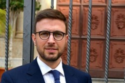 Il sindaco di Bagheria, Filippo Maria Tripoli, ha aggiornato, con una diretta dell’ultim’ora, alle 21 di oggi i cittadini di Bagheria. Nel corso della giornata numerosi erano stati i messaggi di cittadini  attraverso i social comunali e gli uffici preposti alla comunicazione che chiedevano informazioni su nuovi casi covid o sull’apertura della scuola. Tripoli ha subito rassicurato 
