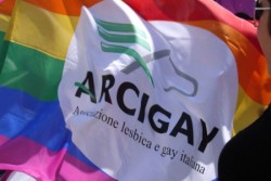 Rinnovato il protocollo d’intesa, di durata biennale, fra l’associazione Arcigay Palermo rappresentata da Marco Ghezzi, e la Uil Palermo, guidata da Claudio Barone. L’obiettivo sempre lo stesso: tutelare i diritti e le azioni di contrasto alle discriminazioni e intolleranze fondate sull’orientamento sessuale e l’identità/espressione di genere, che possono verificarsi sia nei luoghi di lavoro che 
