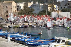 Si è conclusa ieri pomeriggio la Regata nazionale O’pen Skiff  che  – da venerdì – ha visto nelle acque del Circolo Velico Sferracavallo, una flotta di 55 imbarcazioni provenienti da tutto il Paese. Cinque le gare disputate dai giovani atleti, 3 nella giornata di venerdì e 2 in quella di sabato. Ieri, dopo circa tre 

